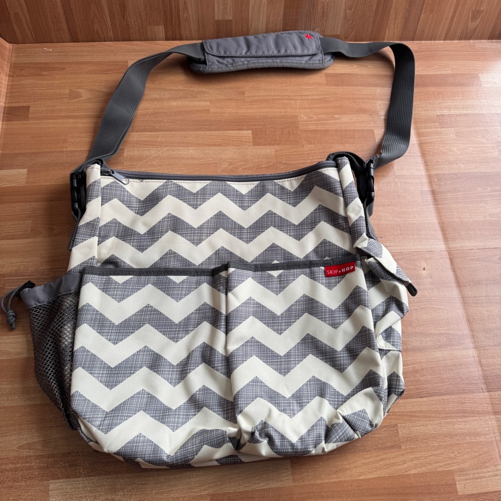 Skip Hop Dash Signature Messenger diaper bag gray chevron pattern.